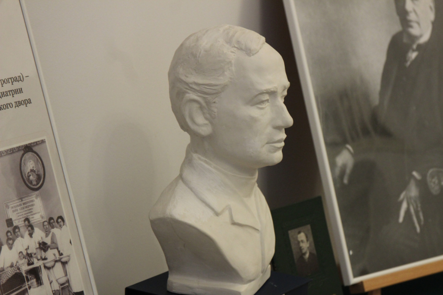 В Педиатрическом университете представили подлинные документы из архива Карла Раухфуса