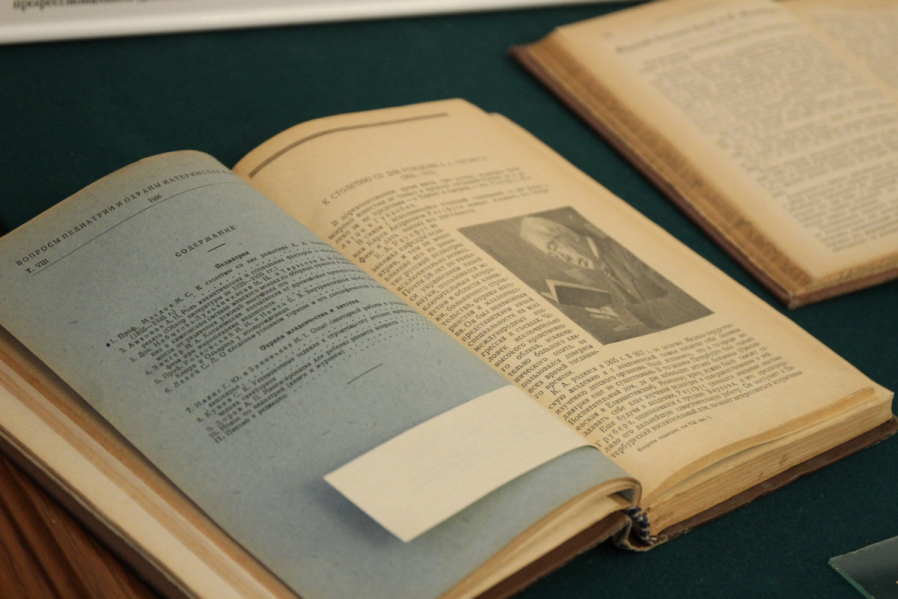 В Педиатрическом университете представили подлинные документы из архива Карла Раухфуса 16