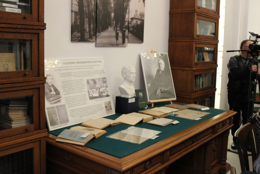 В Педиатрическом университете представили подлинные документы из архива Карла Раухфуса 18