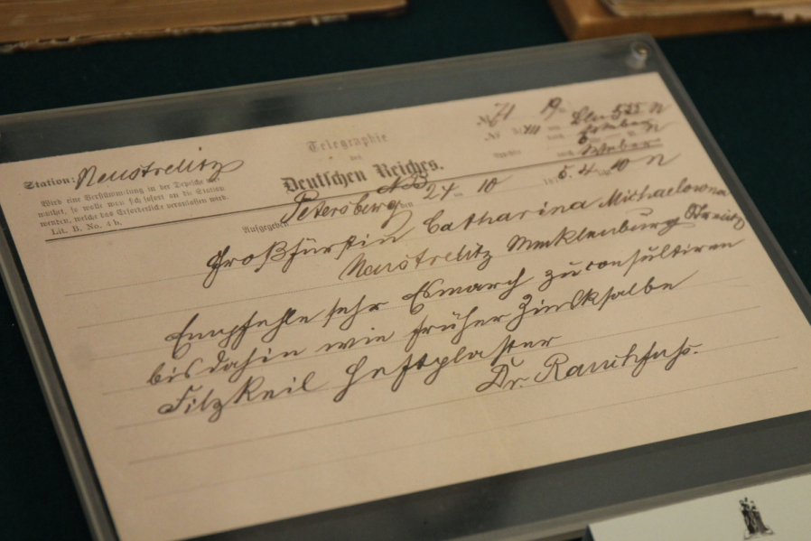 В Педиатрическом университете представили подлинные документы из архива Карла Раухфуса 19