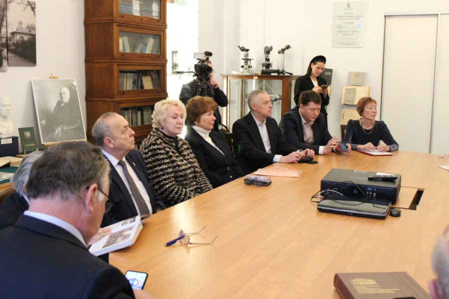 В Педиатрическом университете представили подлинные документы из архива Карла Раухфуса 20