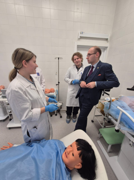 Старшеклассники Горчаковского лицея МГИМО получили первую медицинскую профессию 12