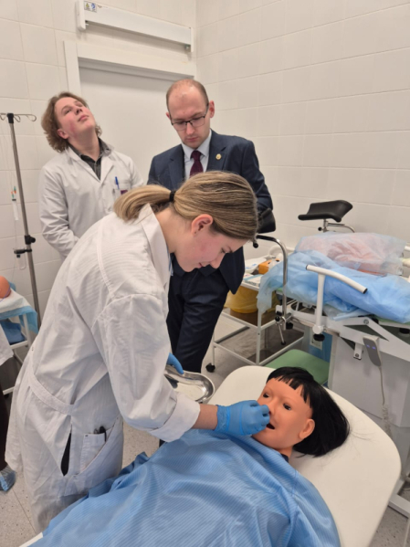 Старшеклассники Горчаковского лицея МГИМО получили первую медицинскую профессию 13