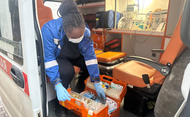 Будущие врачи осваивают экстренную помощь на станции скорой 3