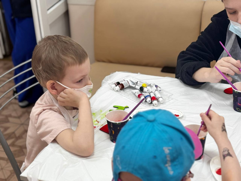 Пациенты онкогематологического отделения клиники Педиатрического университета нарядили ёлку 5