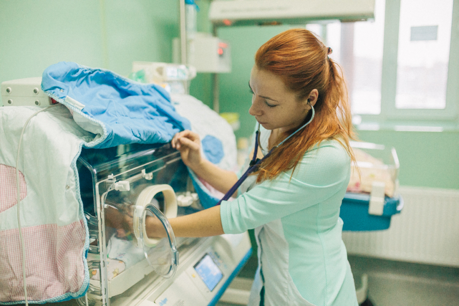 Врачи Педиатрического университета борются за жизнь недоношенного новорожденного с патологией почек и пороком сердца