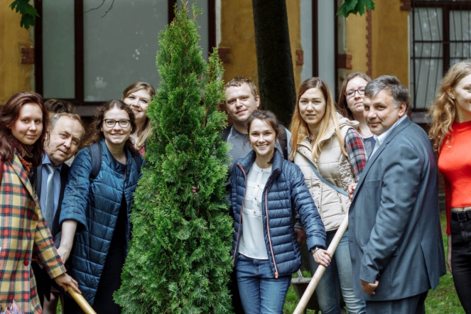 Студенты 6 курса СПбГПМУ дали старт «аллее выпускников» 12