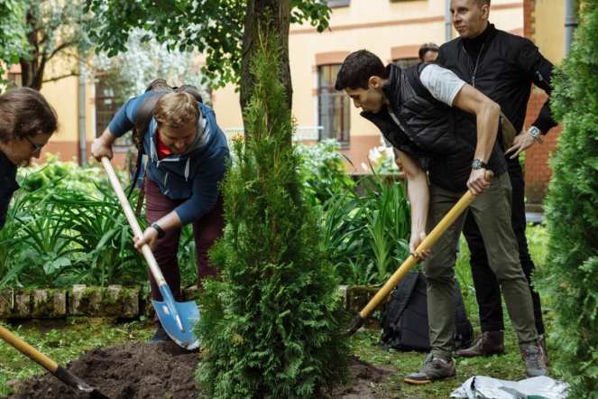 Студенты 6 курса СПбГПМУ дали старт «аллее выпускников» 11