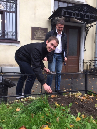 Студенты подарили университету более 300 тюльпанов 1