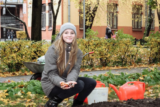 Студенты подарили университету более 300 тюльпанов