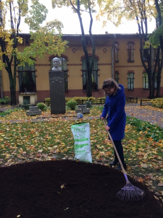 Студенты подарили университету более 300 тюльпанов 6