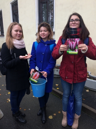 Студенты подарили университету более 300 тюльпанов 5