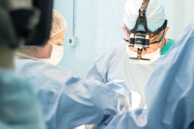 В СПбГПМУ провели уникальную операцию по удалению опухоли щитовидной железы