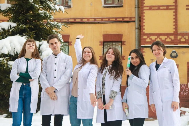 Студенты-стоматологи СПбГПМУ рассказали петербуржцам о правилах ухода за зубами