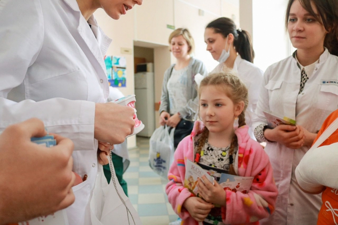 Студенты-стоматологи СПбГПМУ рассказали петербуржцам о правилах ухода за зубами 1