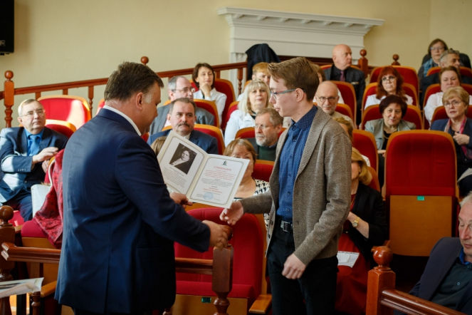 На ученом совете впервые вручены именные стипендии студентам 9