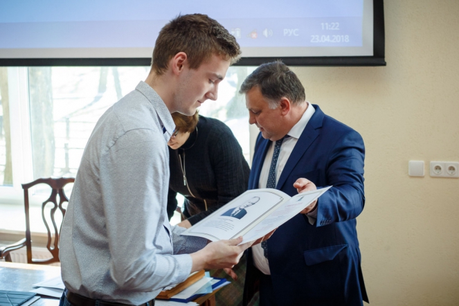 На ученом совете впервые вручены именные стипендии студентам 10