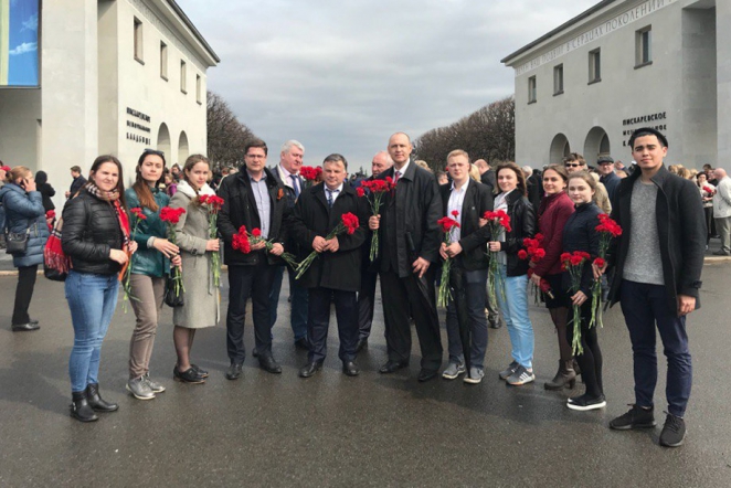 Студенты СПбГПМУ приняли участие в траурной церемонии на Пискаревском кладбище