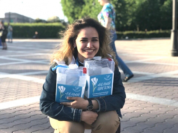 37 волонтеров СПбГПМУ приняли участие в акции "Белый цветок"