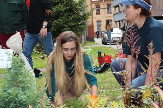 Выпускники-2018 высадили деревья на территории вуза 2