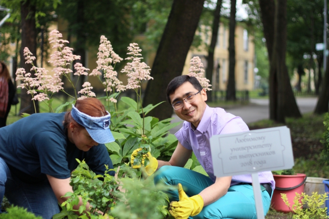 Выпускники-2018 высадили деревья на территории вуза 3