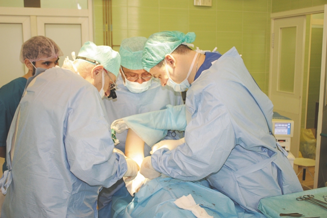 Бригада хирургов под руководством эксперта СПбГПМУ спасла девочку с аномалией грудной клетки