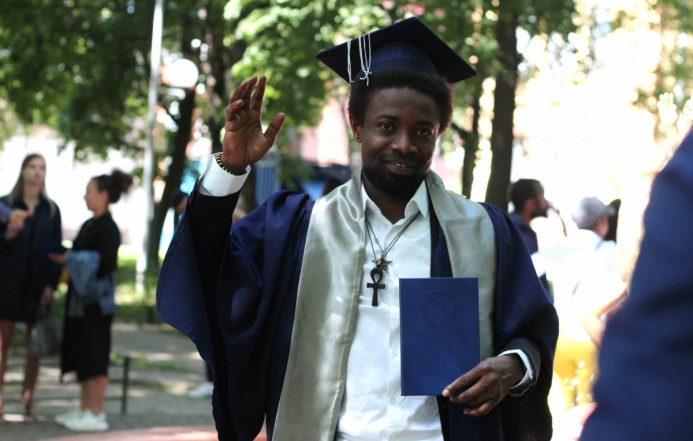 Иностранным выпускникам Педиатрического университета вручили дипломы 7