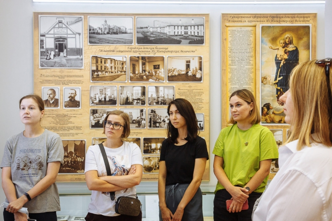 Более 20 художников нарисовали Педиатрический университет 1