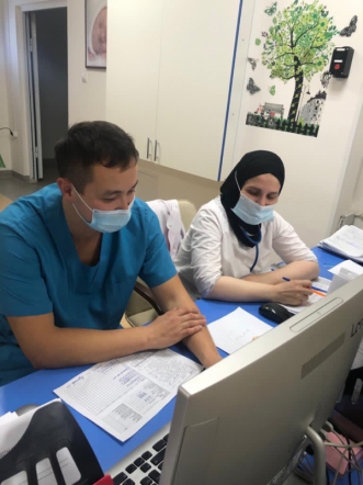 Врач клиники СПбГПМУ прооперировал младенца в Грозном 5