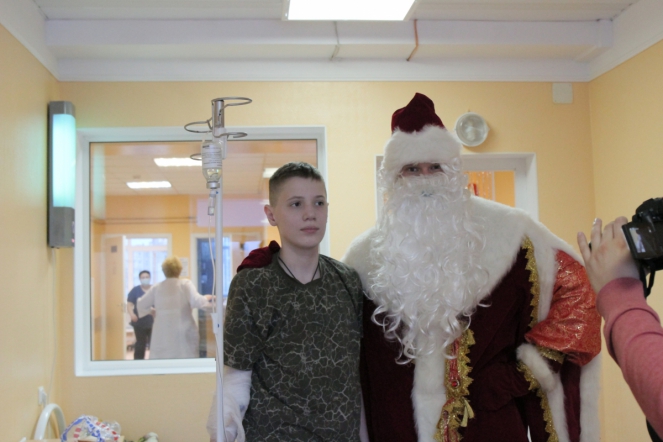 Пациентов клиники СПбГПМУ поздравил Дед Мороз 17