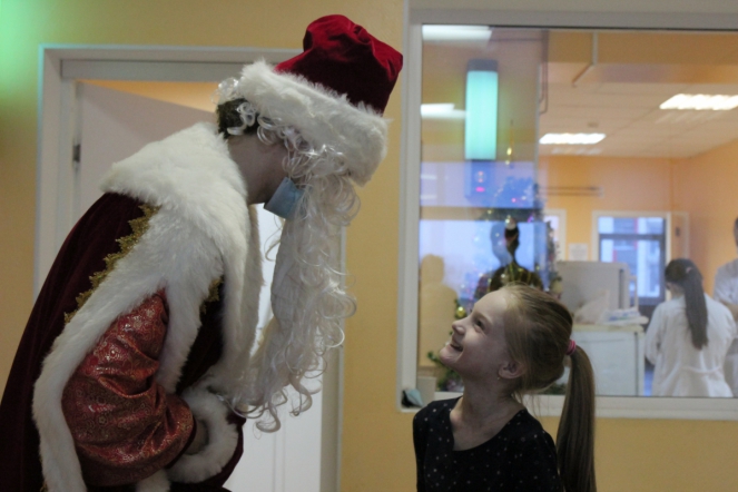 Пациентов клиники СПбГПМУ поздравил Дед Мороз 20