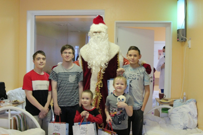 Пациентов клиники СПбГПМУ поздравил Дед Мороз 23