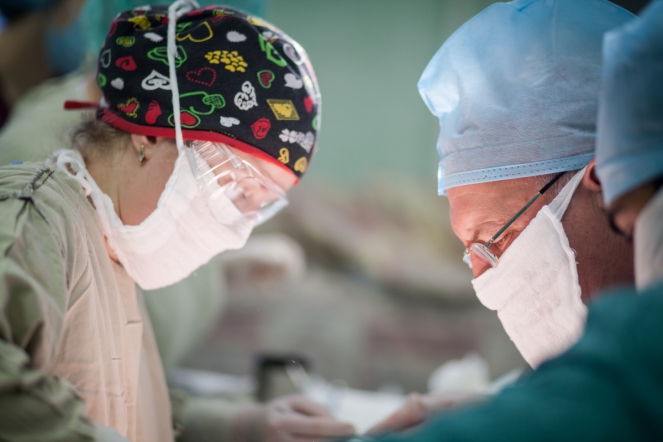 Хирурги СПбГПМУ провели уникальную операцию на щитовидной железе 1