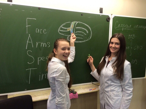 Студенты Педиатрического университета рассказали школьникам об инсульте 3