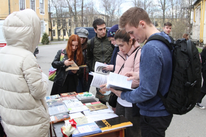 Студенты СПбГПМУ обменялись книгами и учебными материалами