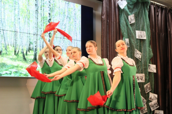 Студенты СПбГПМУ исполнили песни Победы 43