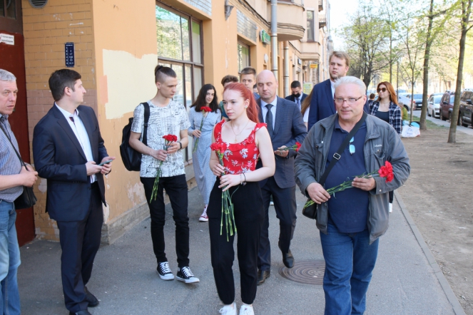 Студенты СПбГПМУ возложили цветы у представительства Татарстана в Санкт-Петербурге 2