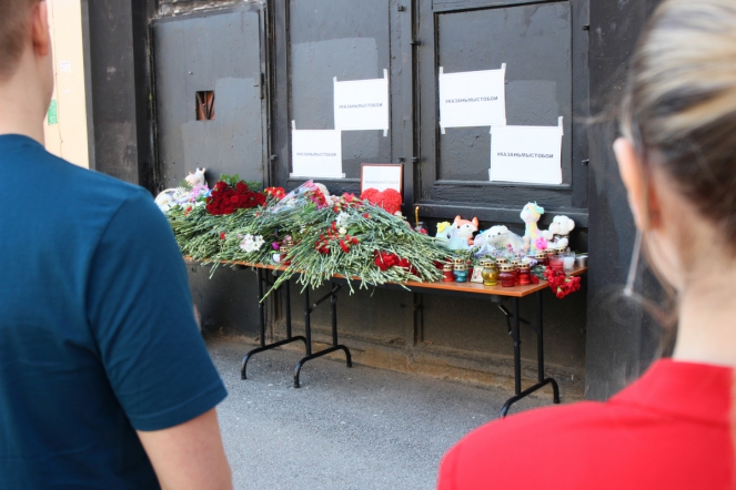 Студенты СПбГПМУ возложили цветы у представительства Татарстана в Санкт-Петербурге 10