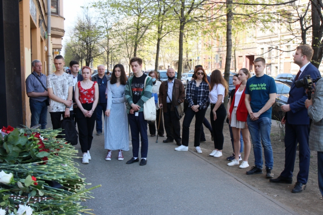 Студенты СПбГПМУ возложили цветы у представительства Татарстана в Санкт-Петербурге 11