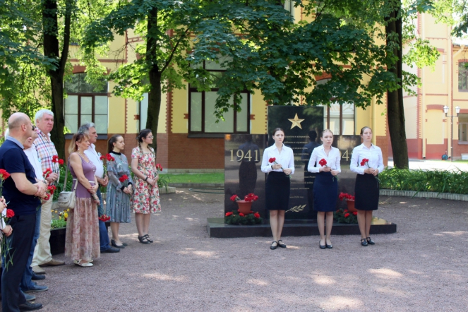 22 июня в Педиатрическом университете прошёл митинг памяти 9