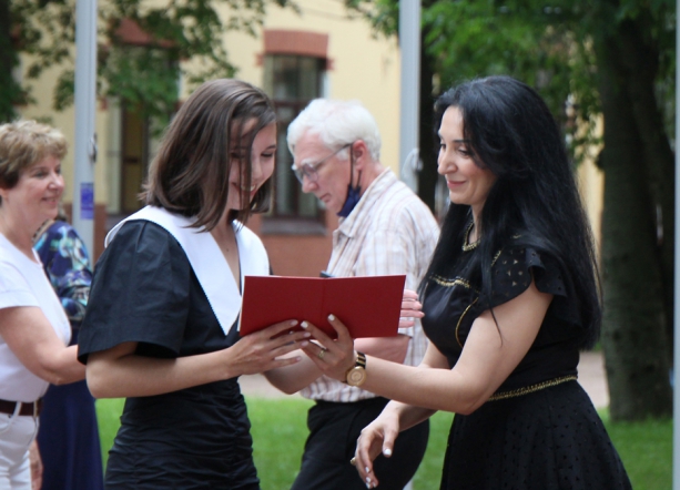 В Педиатрическом университете вручили дипломы выпускникам 42