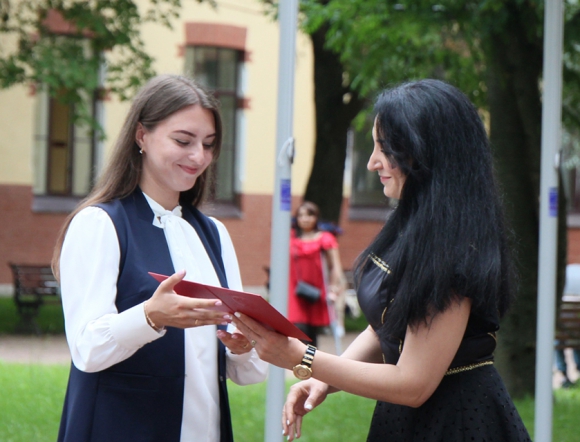 В Педиатрическом университете вручили дипломы выпускникам 44