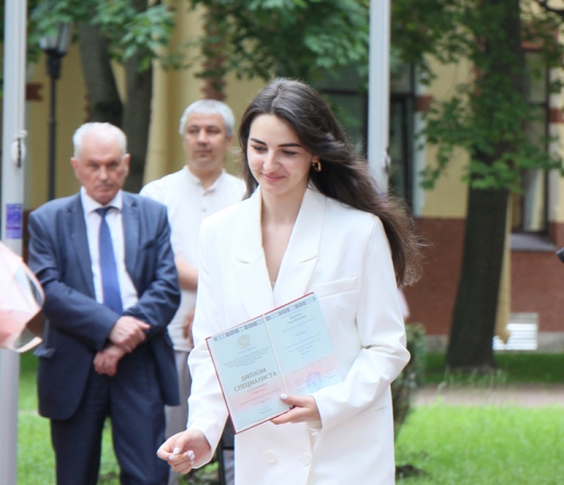 В Педиатрическом университете вручили дипломы выпускникам 61