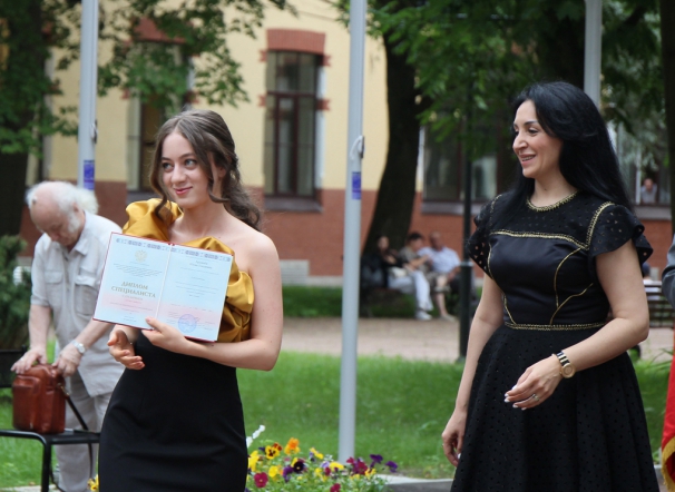 В Педиатрическом университете вручили дипломы выпускникам 81