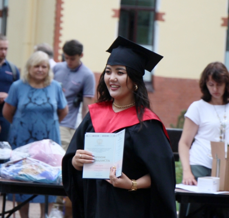 В Педиатрическом университете вручили дипломы выпускникам 93