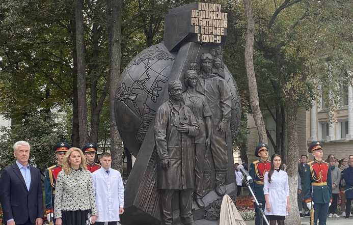 В Москве открыли памятник подвигу врачей в борьбе с COVID‑19