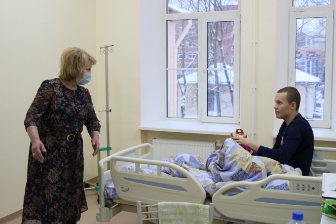 Уполномоченная по правам ребёнка в Ленинградской области посетила СПбГПМУ 12