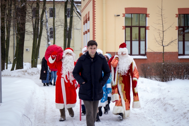 Дед Мороз вручил подарки пациентам Педиатрического университета 1