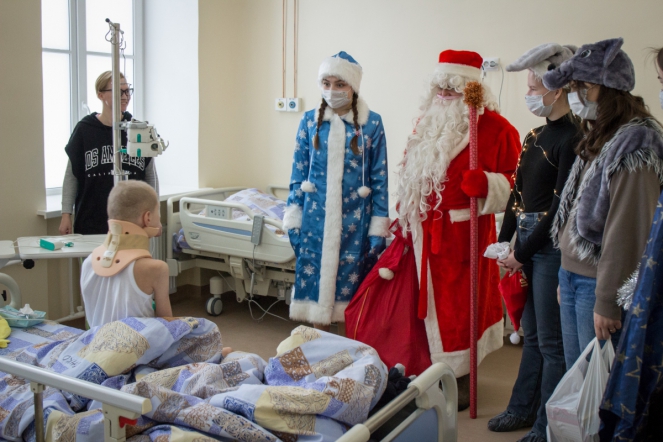 Дед Мороз вручил подарки пациентам Педиатрического университета 3