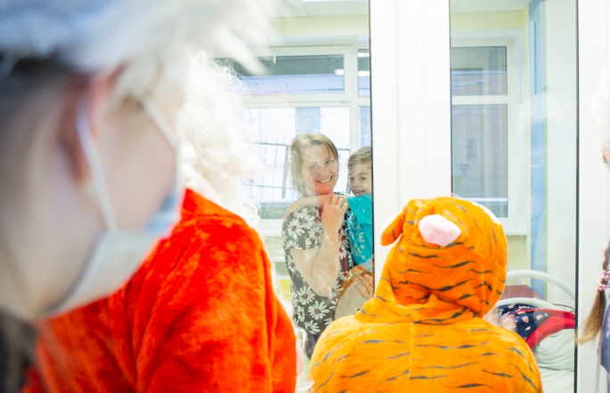 Дед Мороз вручил подарки пациентам Педиатрического университета 4